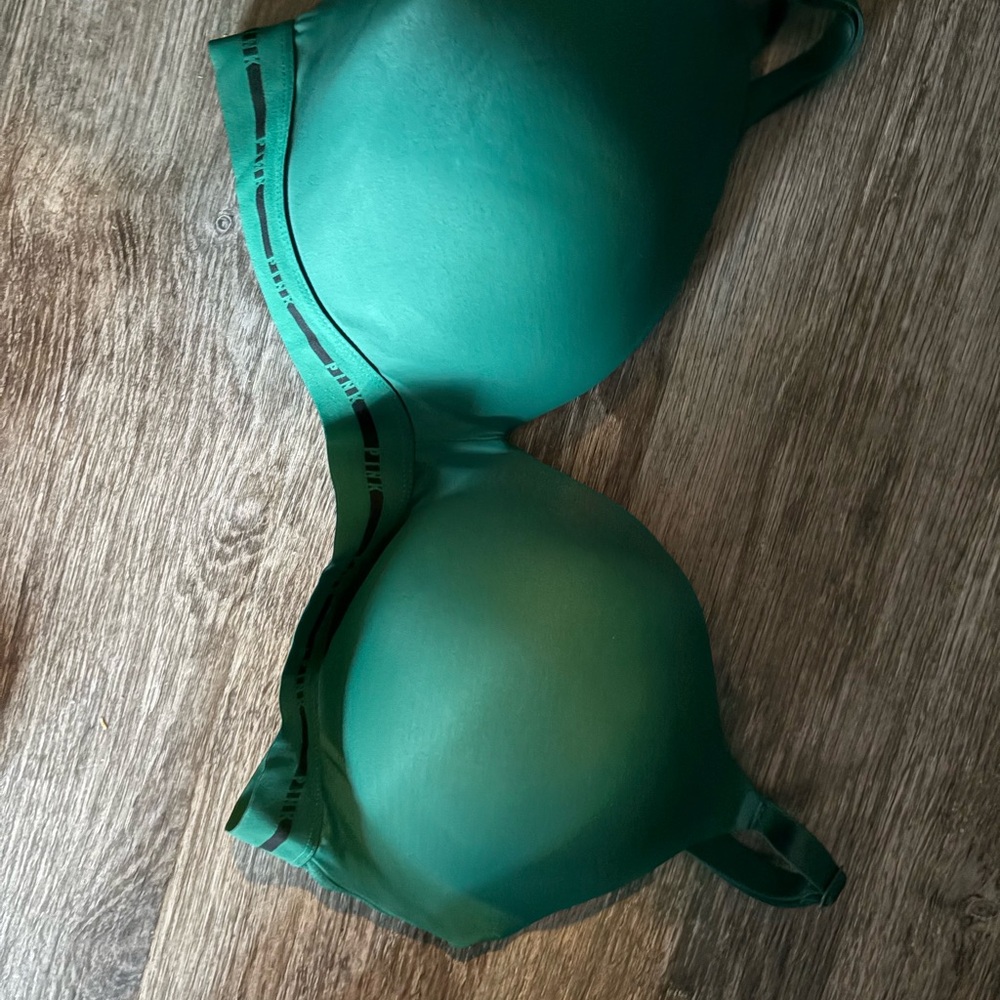 Victoria secret Green Women's t shirt bra 40dd new with tag.